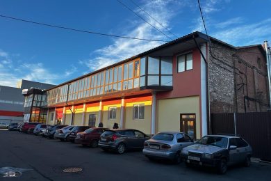 Предлагаем к аренде помещение на 2-ом этаже, площадью 730 м² в г. Армавире по ул. Энгельса, д. 57/3, напрямую от собственника._2