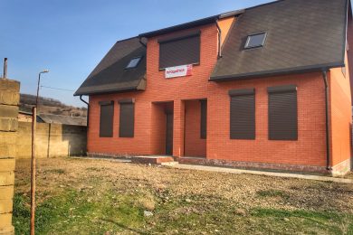 Предлагаем к продаже действующий бизнес комплекс торговых объектов  площадью 380 м² расположен на 12 сот.,в п. Прикубанском по ул.Садовая улица, 19/1, напрямую от собственника._8