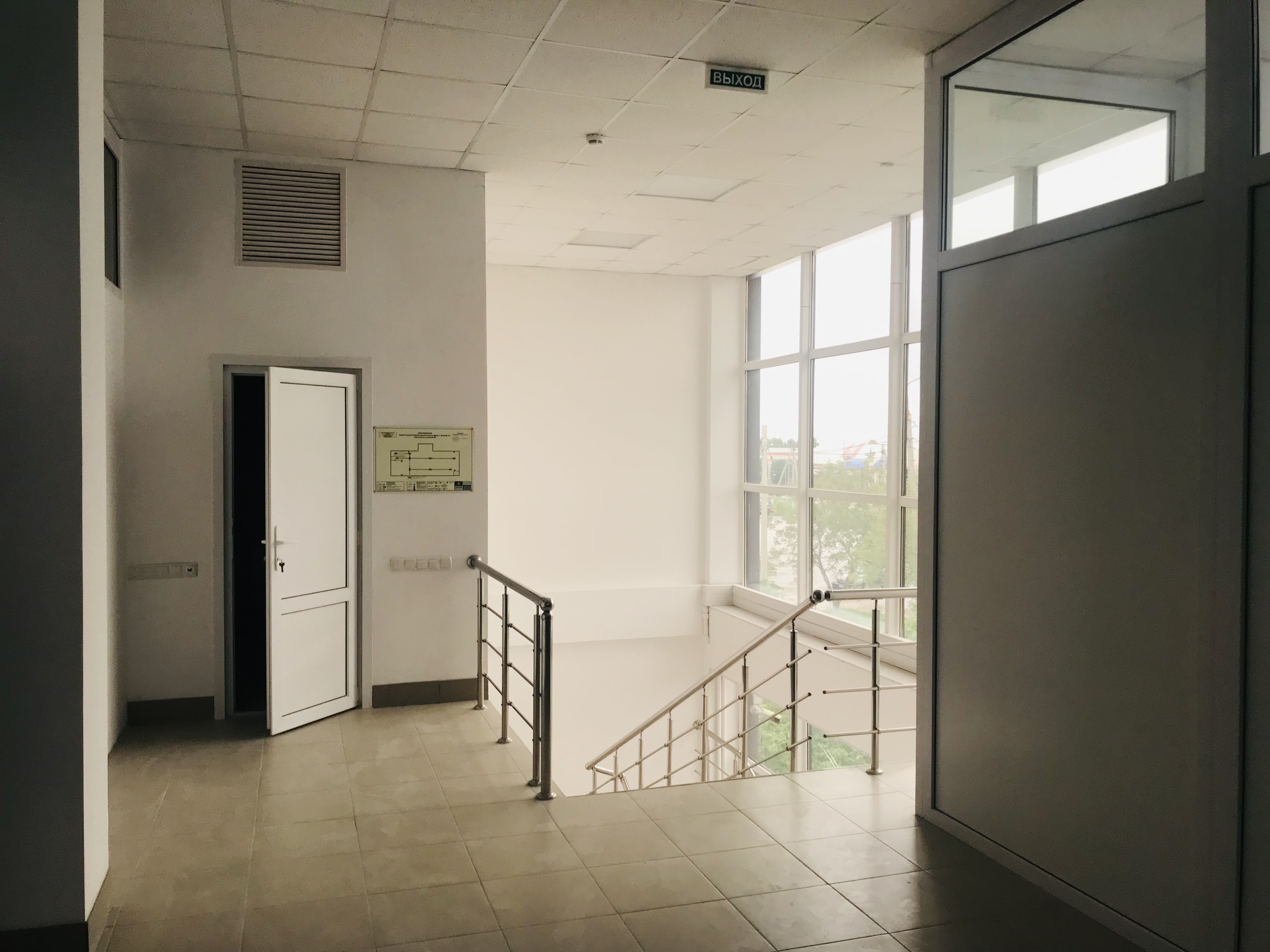 Предлагаем к аренде помещение свободного назначения на втором этаже, общей площадью 42 м², напрямую от собственника, по ул. Каспарова._3