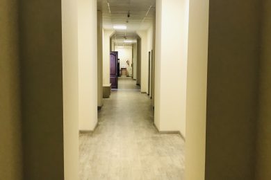 Предлагаем к аренде офисное помещение в центре города Армавира в гостинице Северной, площадью  30 м², по ул.Мира 47 напрямую от Собственника._1