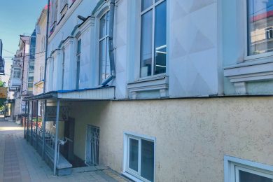 Предлагаем к аренде  помещения свободного назначения в цокольном этаже, в центре г. Армавира гостинице Северной, площадью от 68 м², по ул.Мира 47, напрямую от собственника._1