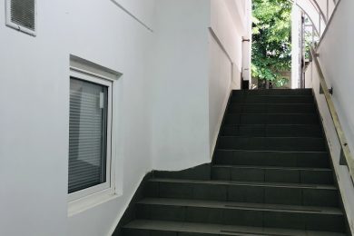 Предлагаем к аренде офисные помещения в цокольном этаже, районе детской поликлиники № 2, площадью  20 м², по ул. Энгельса д. 14, напрямую от собственника._4