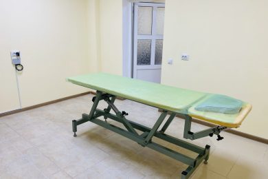 Предлагаем к аренде офисные помещения в цокольном этаже, районе детской поликлиники № 2, площадью  11,6 м², по ул. Энгельса д. 14, напрямую от собственника._9