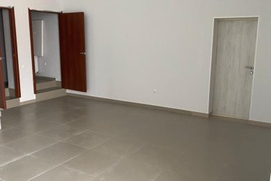 Предлагаем к аренде помещение свободного назначения  на второй этаже, общей площадью 100 м², по ул. Горького 283 напрямую от Собственника._4