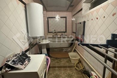 Предлагаем к продаже 3х этажный кирпичный дом в г. Армавир, район дома Офицеров, общая площадь дома 406 м², на земельном участке 823 м²., напрямую от Собственника._8