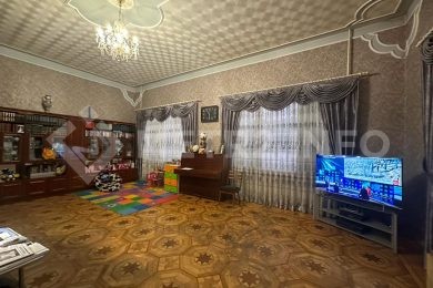 Предлагаем к продаже 3х этажный кирпичный дом в г. Армавир, район дома Офицеров, общая площадь дома 406 м², на земельном участке 823 м²., напрямую от Собственника._5