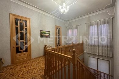 Предлагаем к продаже 3х этажный кирпичный дом в г. Армавир, район дома Офицеров, общая площадь дома 406 м², на земельном участке 823 м²., напрямую от Собственника._14