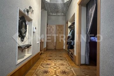 Предлагаем к продаже 3х этажный кирпичный дом в г. Армавир, район дома Офицеров, общая площадь дома 406 м², на земельном участке 823 м²., напрямую от Собственника._24