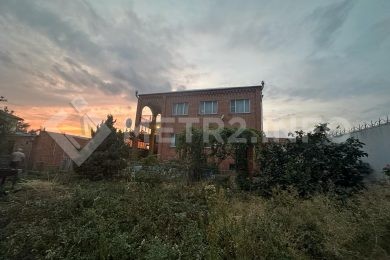 Предлагаем к продаже 3х этажный кирпичный дом в г. Армавир, район дома Офицеров, общая площадь дома 406 м², на земельном участке 823 м²., напрямую от Собственника._37