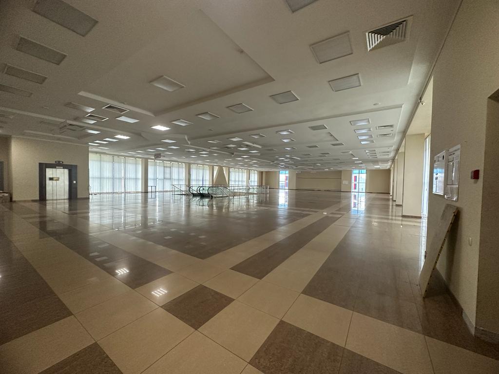 Сдам торговое помещение на втором этаже в ТЦ «ОСКАР», площадью 820 м², напрямую от собственника._8
