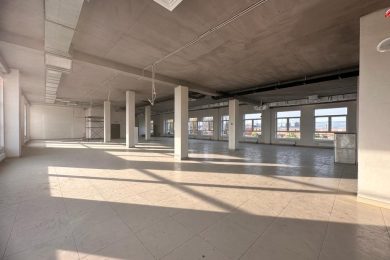 Предлагаем к аренде 3-х этажное помещение свободного назначения в Прикубанском микрорайоне (ЖК «Дыхание», КП «Николино парк») площадь 500 м2 сдается 1ый 2ой и 3ий этаж общей площадью 2370 м2, по ул. Сталинградская д.1, напрямую от Собственника._11