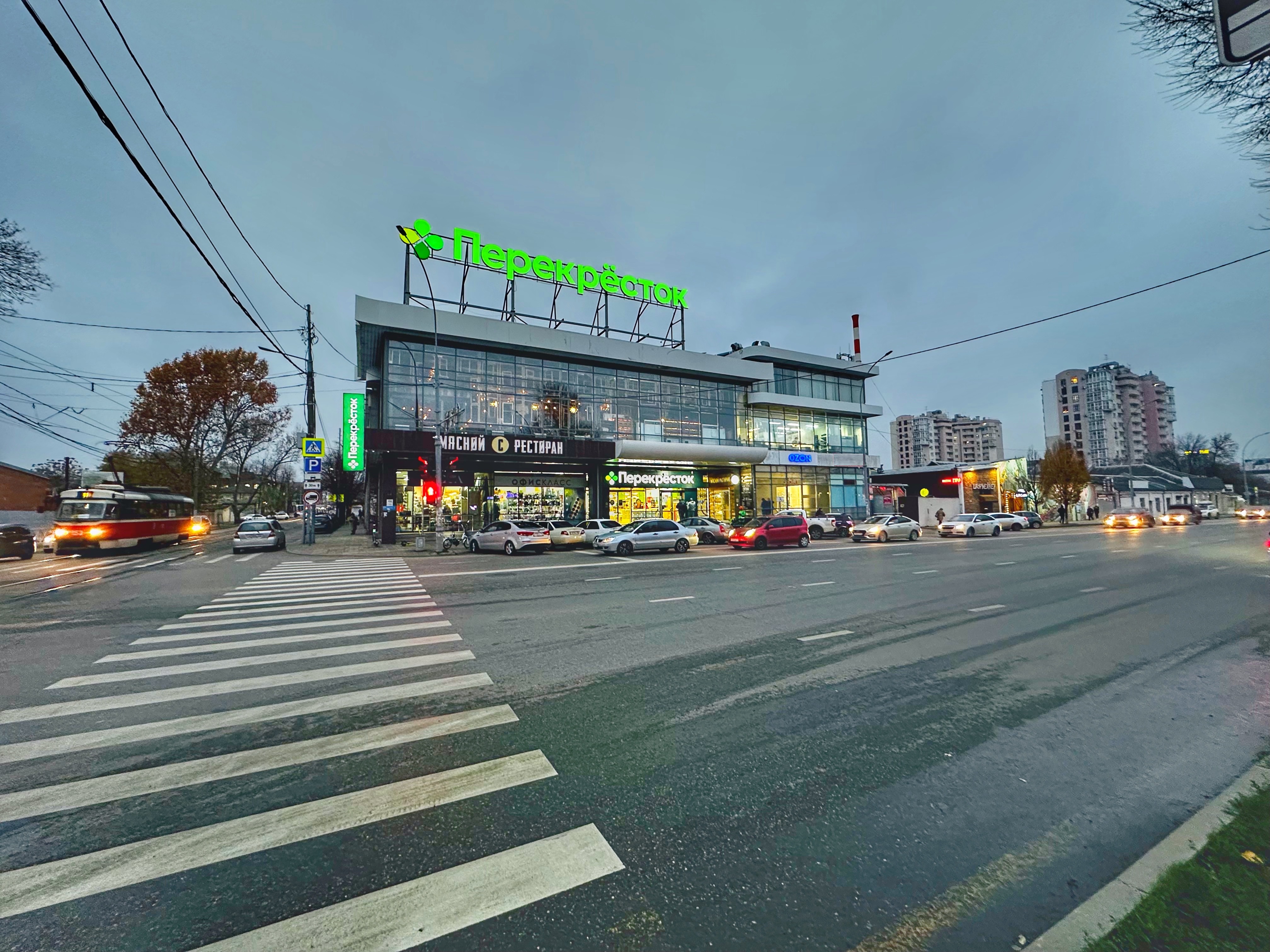 Предлагаем к аренде помещение свободного назначения в торговом центре, общей площадью 2000 м², по ул. Суворова, 64, напрямую от Собственника._0