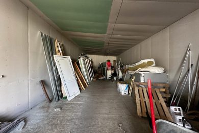 Предлагаем к аренде складское помещение на охраняемой территории общей площадью 380м² состоящий из склада 350м², 30 м² и навеса 300². Напрямую от Собственника._2