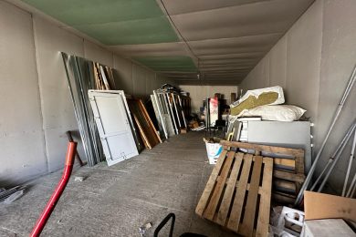 Предлагаем к аренде складское помещение на охраняемой территории общей площадью 380м² состоящий из склада 350м², 30 м² и навеса 300². Напрямую от Собственника._3