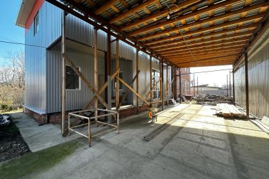 Предлагаем к аренде складское помещение на охраняемой территории общей площадью 380м² состоящий из склада 350м², 30 м² и навеса 300². Напрямую от Собственника._9