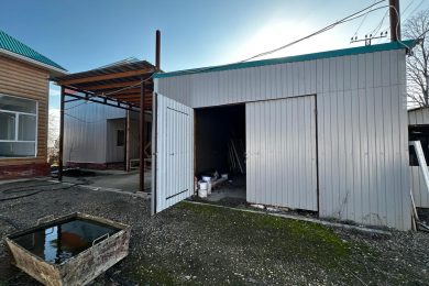 Предлагаем к аренде складское помещение на охраняемой территории общей площадью 380м² состоящий из склада 350м², 30 м² и навеса 300². Напрямую от Собственника._1