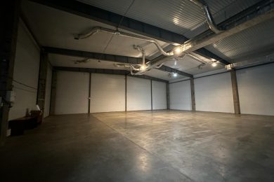 Предлагаем к аренде складское помещение на охраняемой территории общей площадью 1200 м² поделенное по полам 600 м². Напрямую от Собственника._2