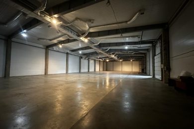 Предлагаем к аренде складское помещение на охраняемой территории общей площадью 1200 м² поделенное по полам 600 м². Напрямую от Собственника._6