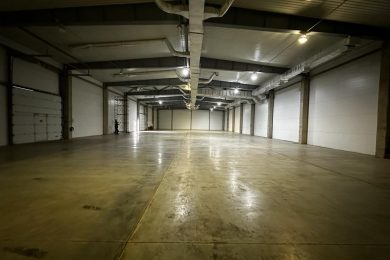 Предлагаем к аренде складское помещение на охраняемой территории общей площадью 1200 м² поделенное по полам 600 м². Напрямую от Собственника._11