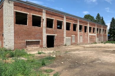 Предлагаем к аренде  трехэтажное здание площадью 3600 м². Напрямую от собственника, без комиссии, по адресу г. Армавир ул. Новороссийская 147/2 копия_1