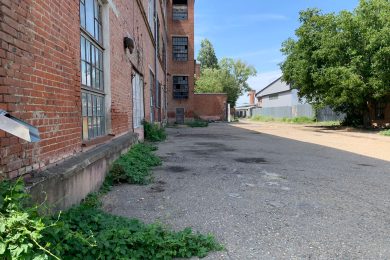 Предлагаем к аренде производственно-складское помещение 1800 кв.м., расположенные по ул. Новороссийская, 147 территория завода Пластформ. Напрямую от собственника. БЕЗ КОМИССИИ._1