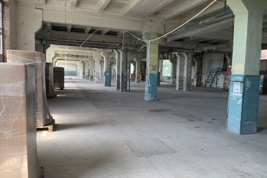 Предлагаем к аренде производственно-складское помещение 1800 кв.м., расположенные по ул. Новороссийская, 147 территория завода Пластформ. Напрямую от собственника. БЕЗ КОМИССИИ._4