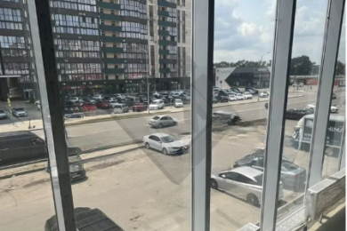 Предлагаем к аренде помещение площадью 830 м² по адресу: г. Краснодар, ул. Кирилла Россинского, 65 . Помещение предлагается напрямую от собственника._5